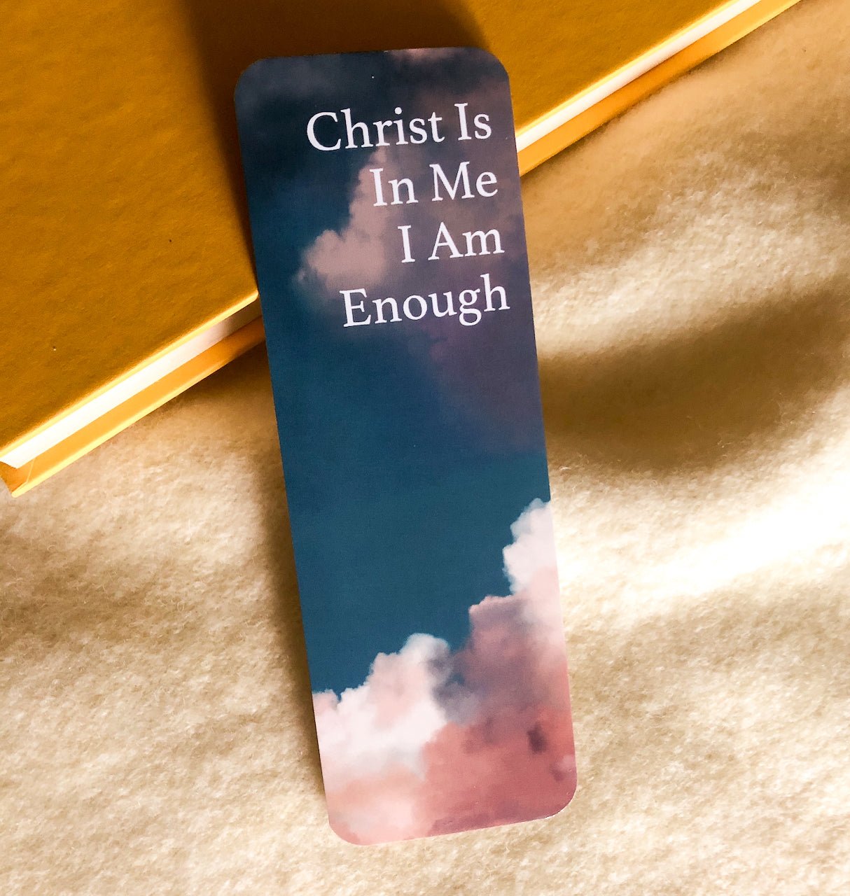 Marcador de fe inspirador con la nube Cristo está en mí