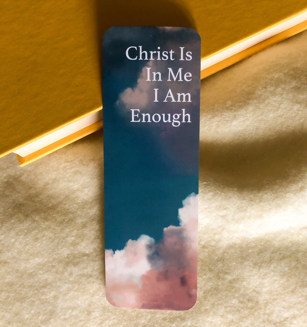 Marcador de fe inspirador con la nube Cristo está en mí