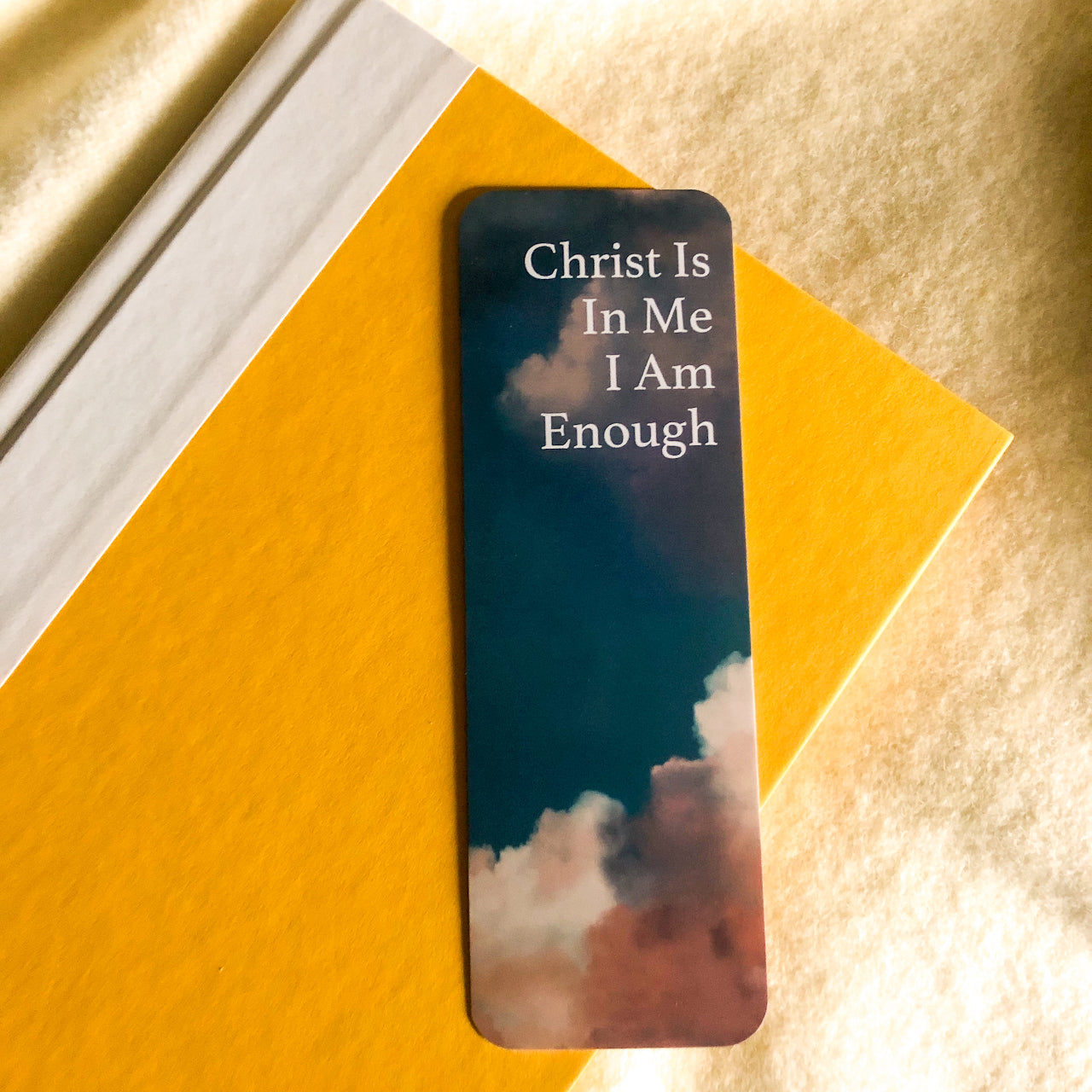 Marcador de fe inspirador con la nube Cristo está en mí