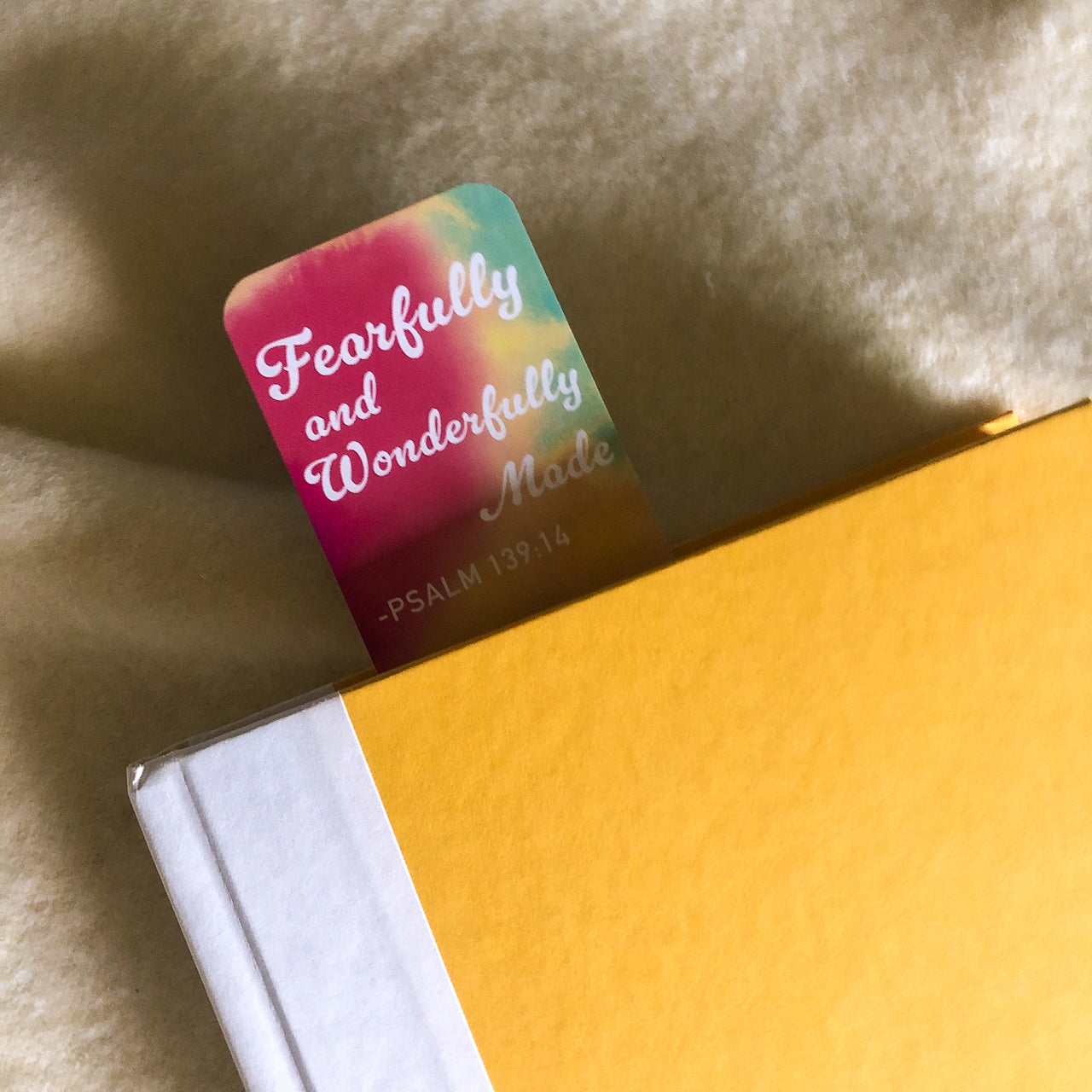 Marcador de libros tie-dye único con versículo bíblico inspirador