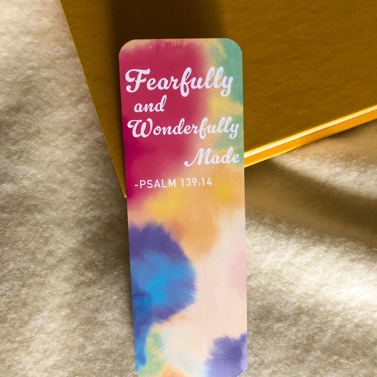 Marcador de libros tie-dye único con versículo bíblico inspirador