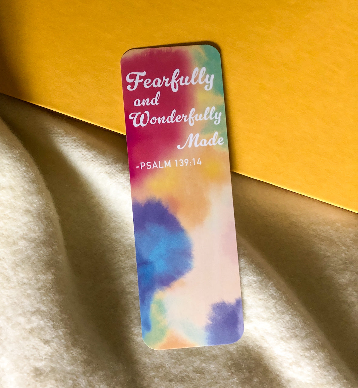 Marcador de libros tie-dye único con versículo bíblico inspirador