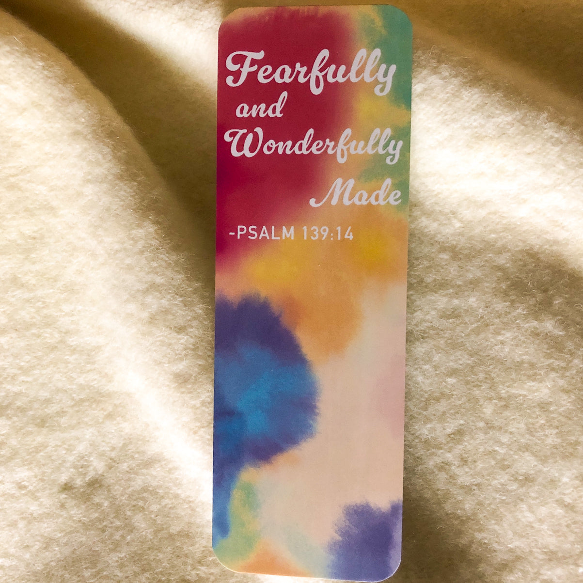 Marcador de libros tie-dye único con versículo bíblico inspirador