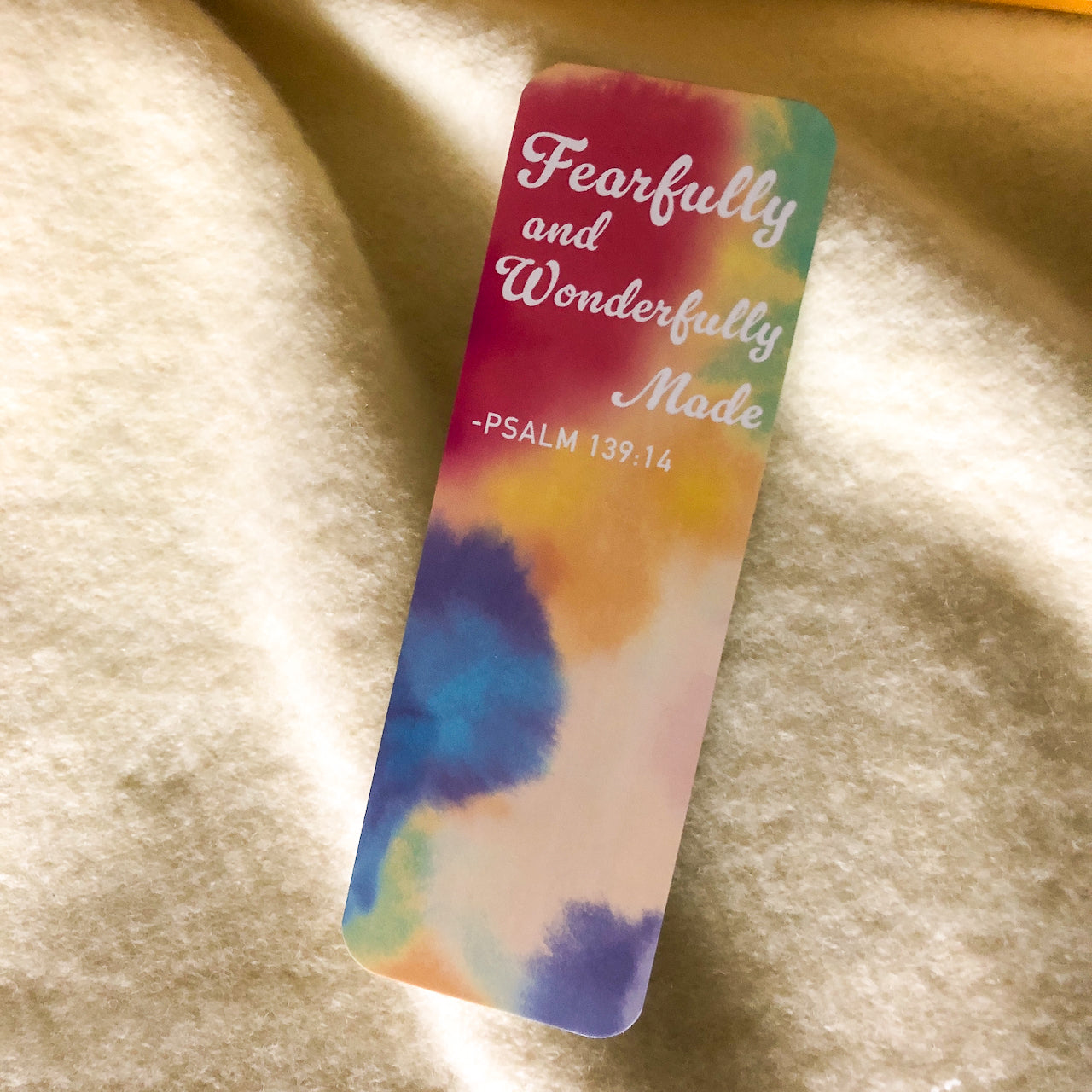 Marcador de libros tie-dye único con versículo bíblico inspirador